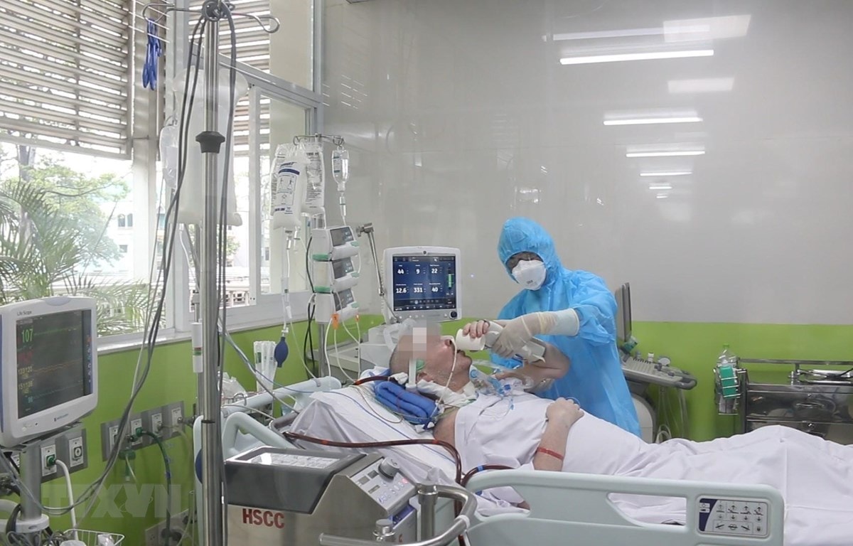 Bệnh nhân 91 có thể thực hiện theo y lệnh của bác sỹ. (Ảnh: TTXVN phát)