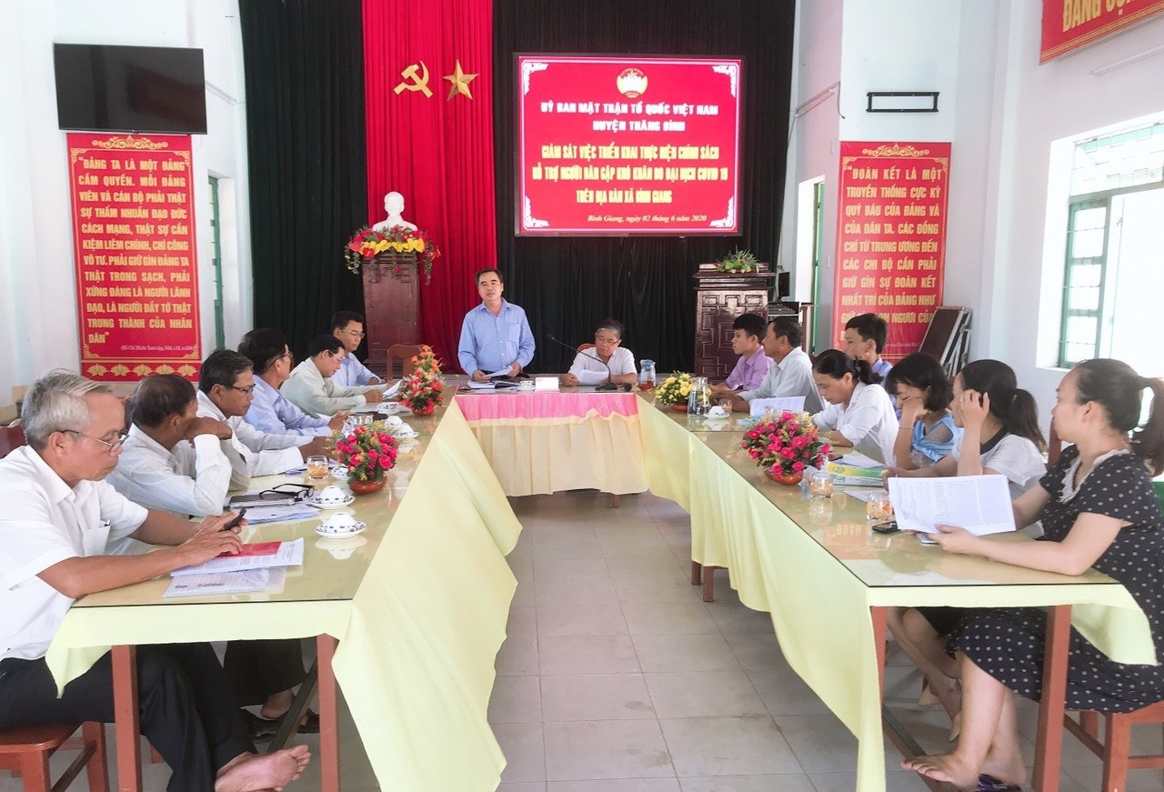 Đoàn công tác của Ủy ban MTTQ Việt Nam huyện Thăng Bình giám sát tại xã Bình Giang. Ảnh: M.T