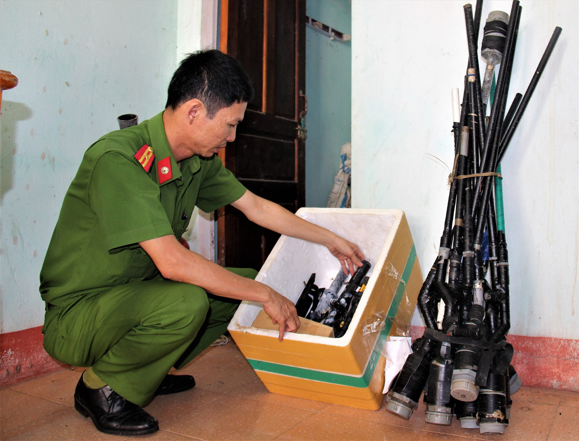 Công an huyện Nam Trà My tăng cường việc vận động người dân giao nộp các loại súng tự chế. Ảnh: THANH THẮNG