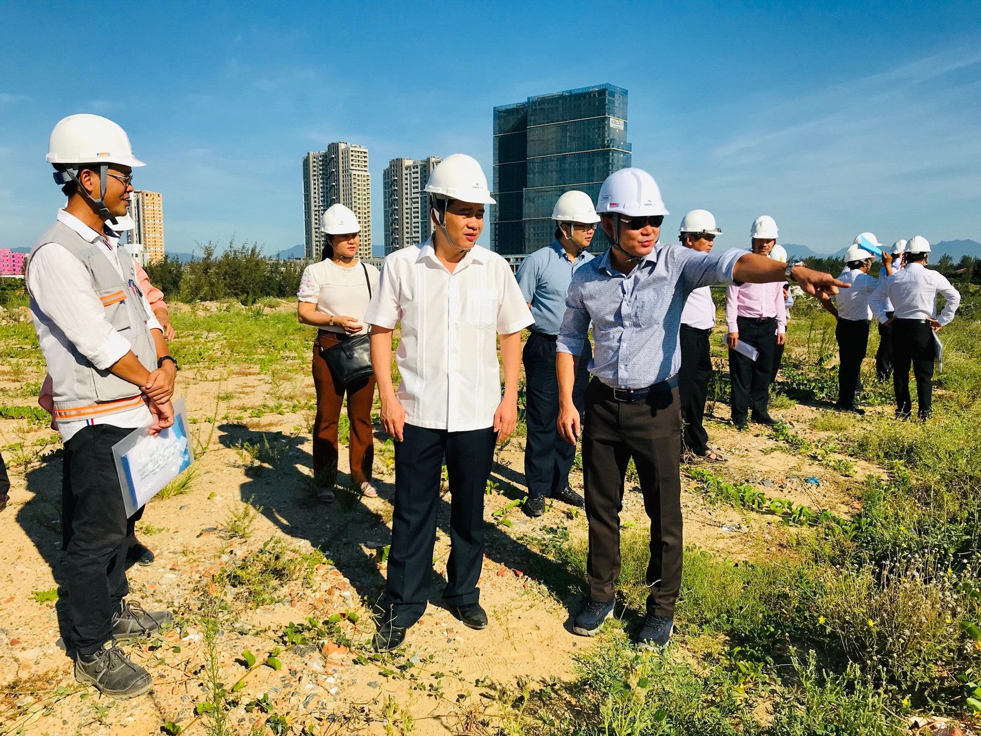 Phó Chủ tịch UBND tỉnh Trần Văn Tân và đoàn công tác kiểm tra thực tế dự án. Ảnh: Q.T