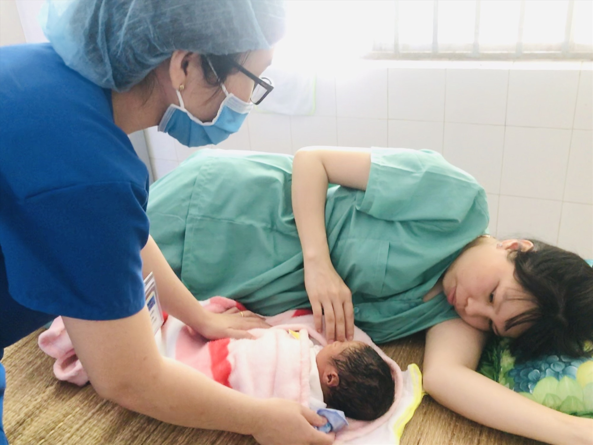 Y bác sĩ Bệnh viện Đa khoa Quảng Nam hỗ trợ, chăm sóc mẹ con chị Phương chu đáo. Ảnh: C.N