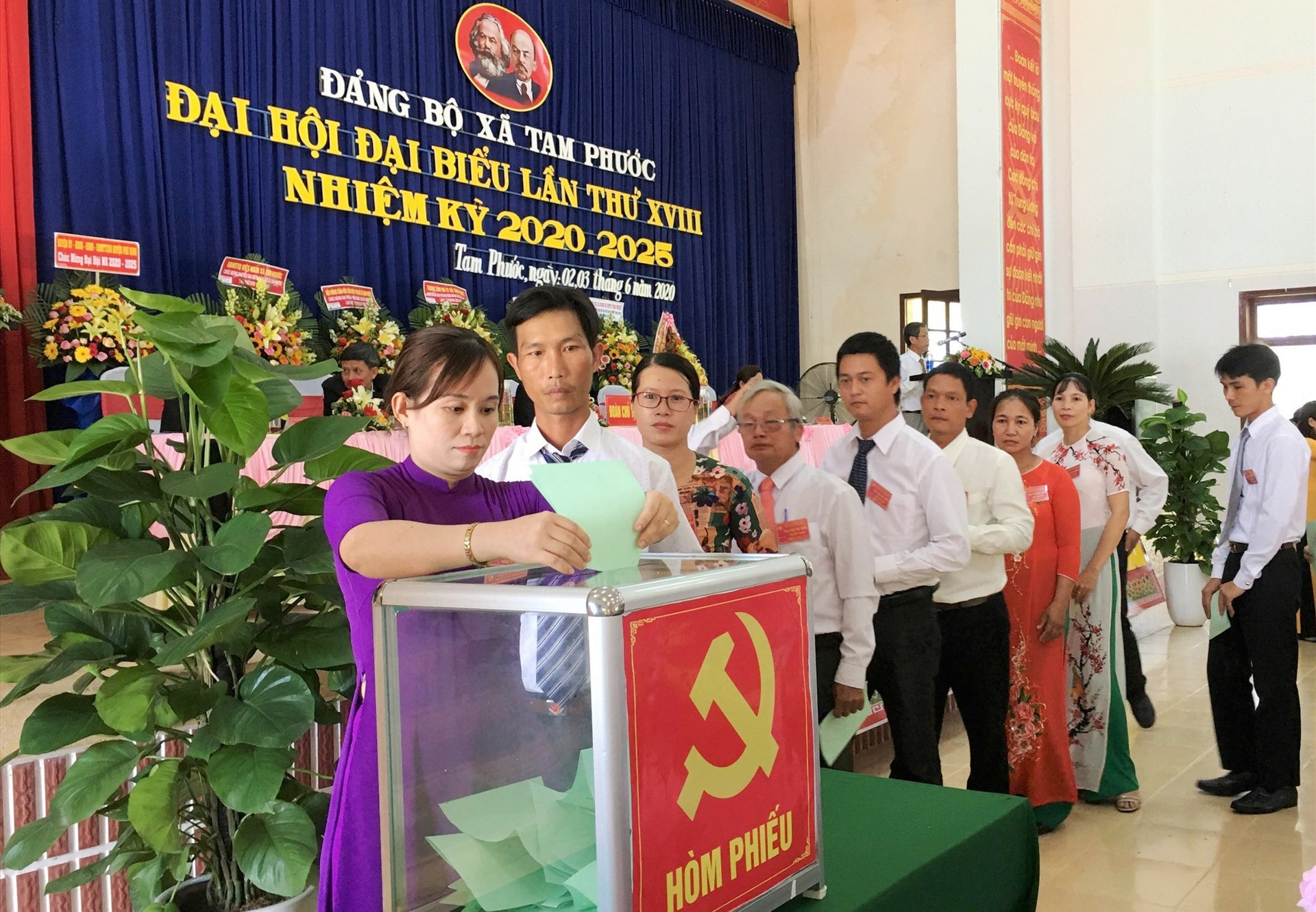 Đại hội tiến hành công tác bầu cử Ban Chấp hành Đảng bộ xã Tam phước khóa XVIII. Ảnh: H.C