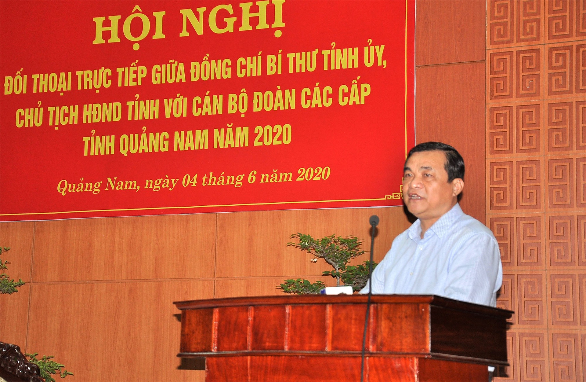 Bí thư Tỉnh ủy Phan Việt Cường trả lời các ý kiến của thanh niên tại hội nghị. Ảnh: VINH ANH