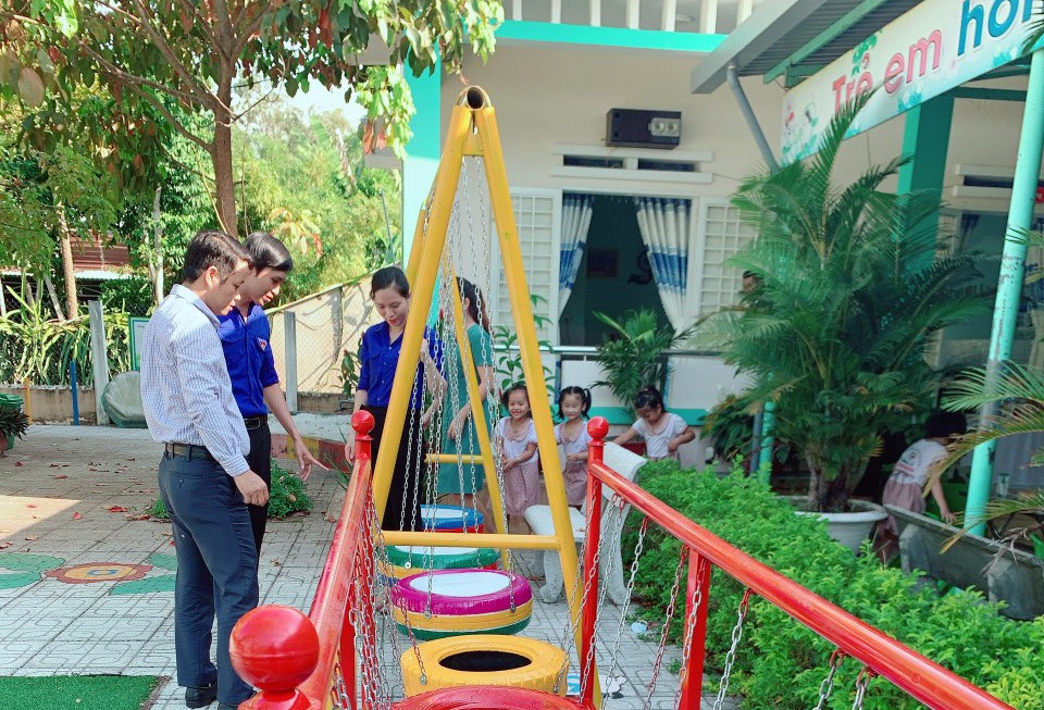 Các cơ sở đoàn TNCS Hồ Chí Minh trên địa bàn trang bị khu vui chơi cho Trường Mẫu giáo Bình Minh (Tam Kỳ). Ảnh: C.N
