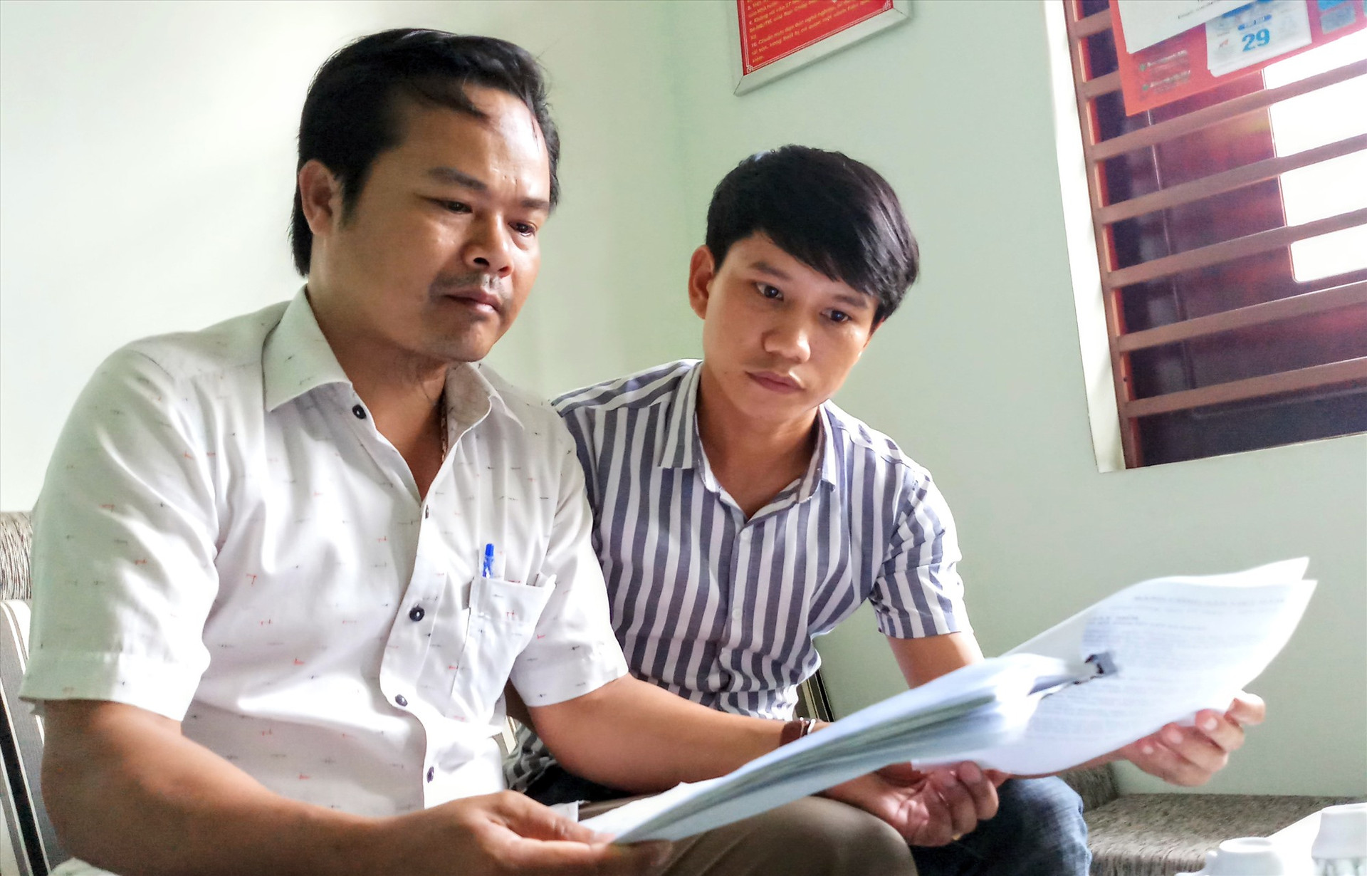 Ông Nguyễn Anh Hùng (bên trái) trình bày sự việc. Ảnh: ALĂNG NGƯỚC