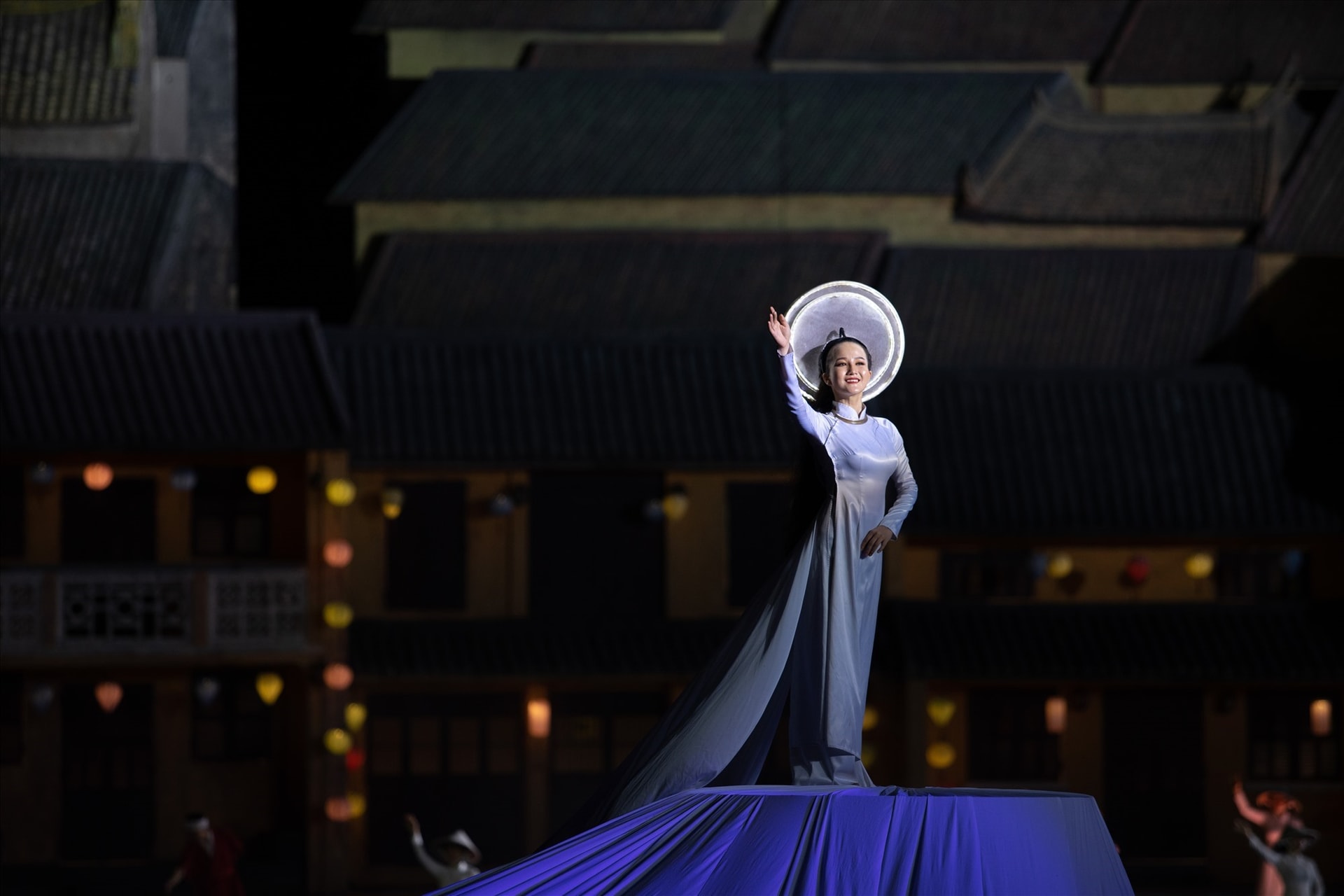 The scene of Ao dai beside the loom at the end of the Hoi An Memories show