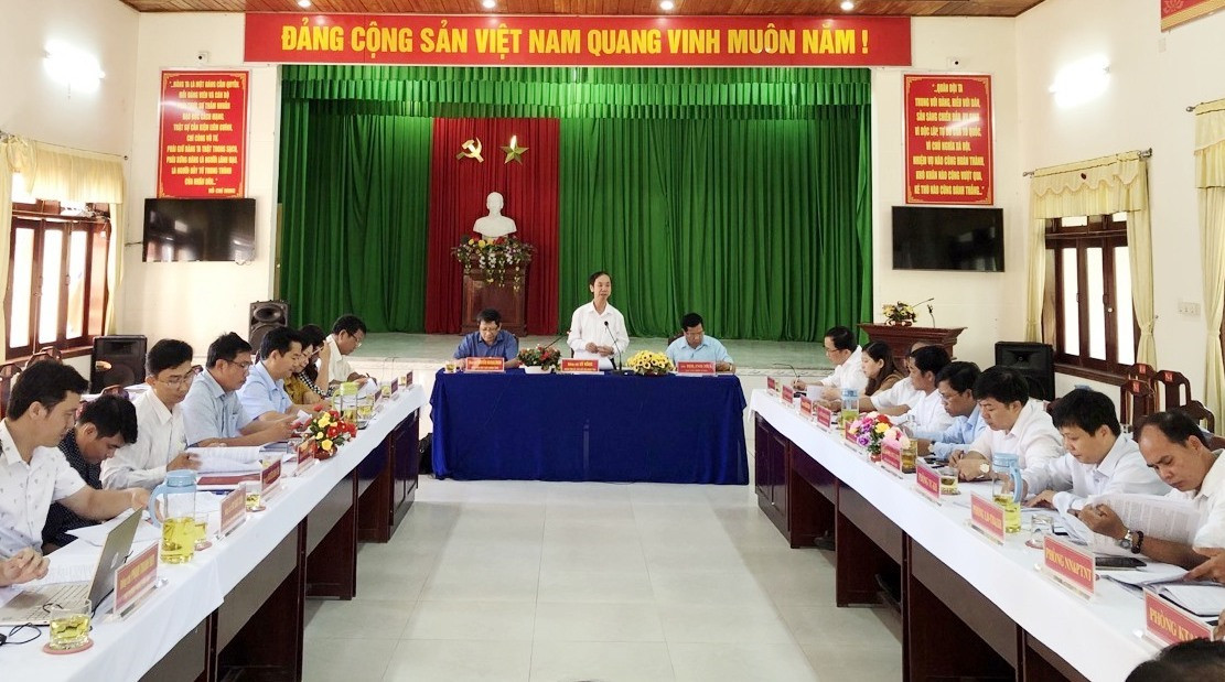 Thường trực HĐND tỉnh do các Phó Chủ tịch HĐND tỉnh Võ Hồng và Nguyễn Hoàng Minh làm trưởng đoàn vừa có chuyến làm việc với UBND huyện Tây Giang