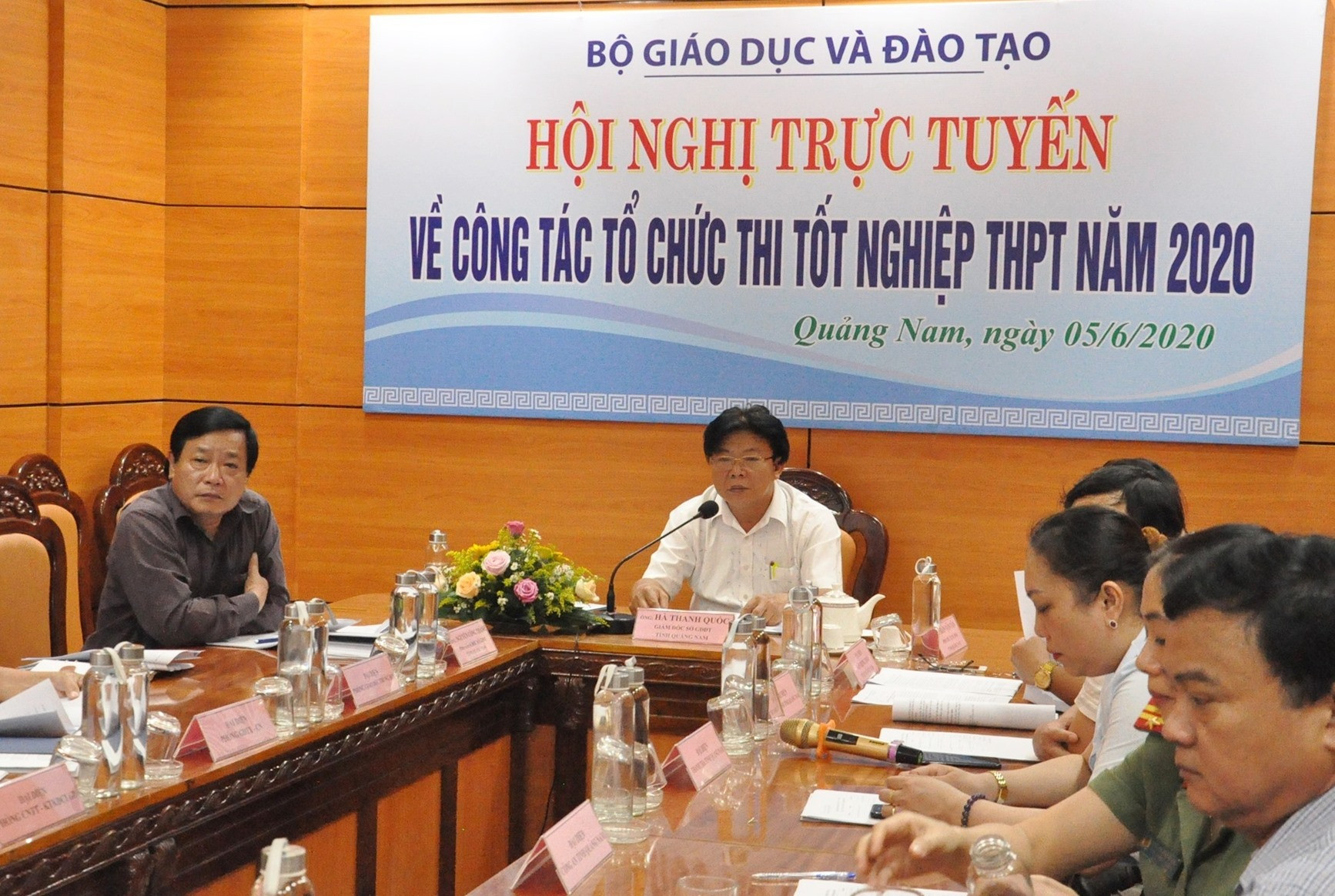 ở GD-ĐT Quảng Nam tham gia họp trực tuyến với Bộ GD-ĐT về công tác tổ chức thi tốt nghiệp THPT 2020. Ảnh: X.P