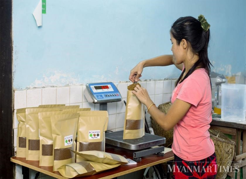 Người lao động của Bokashi Myanmar đóng góp sản phẩm phân bón hữu cơ từ rác thải để bán ra thị trường. Ảnh: Myanmar Times