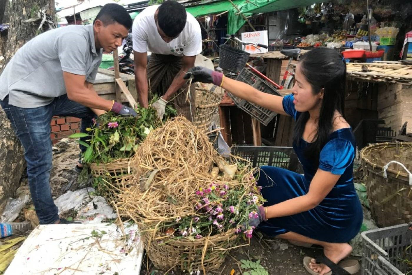 Inda Aung Soe (trái) và vợ của anh- Aye Aye Than, những thành viên sáng lập Bokashi Myanmar đang thu góp rác hữu cơ tại một khu chợ ở Yangon. Ảnh: Reuters