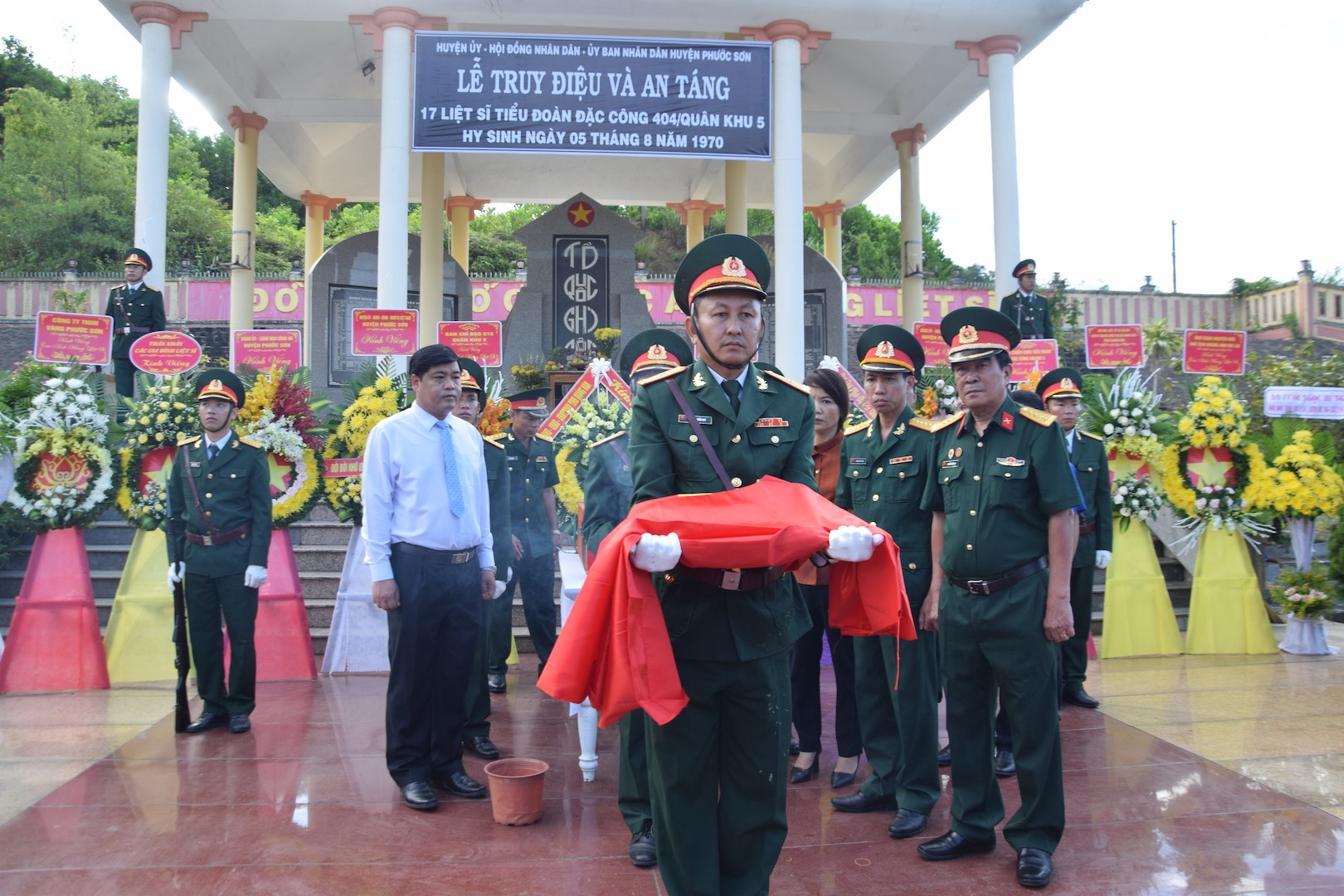 Lễ truy điệu và an táng 17 liệt sĩ ở Quảng Nam. Ảnh : HỒNG ANH
