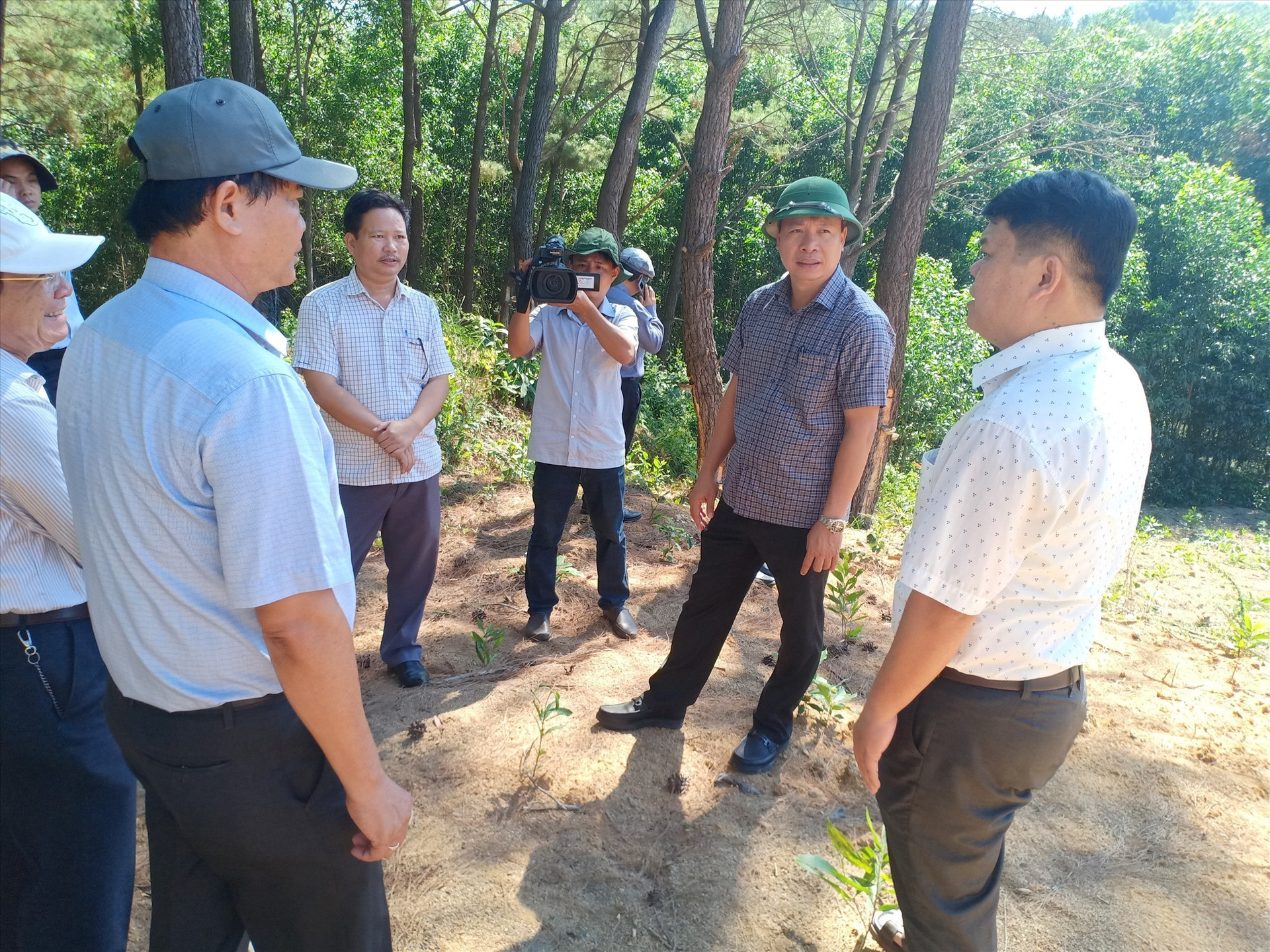 Phó Chủ tịch UBND tỉnh Hồ Quang Bửu (thứ 2 từ phải sáng) kiểm tra thực tế công tác giải phóng mặt bằng tại xã Tam Anh Nam (Núi Thành).