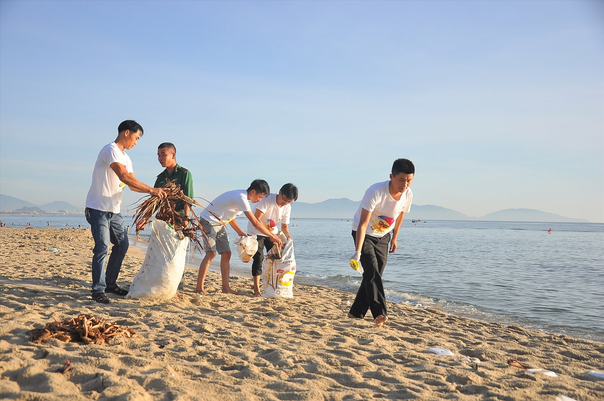 Bãi biển Thống Nhất (phường Điện Dương) trở nên sạch sẽ hơn sau khi các bạn trẻ tổ chức ra quân dọn vệ sinh. Ảnh: VINH ANH