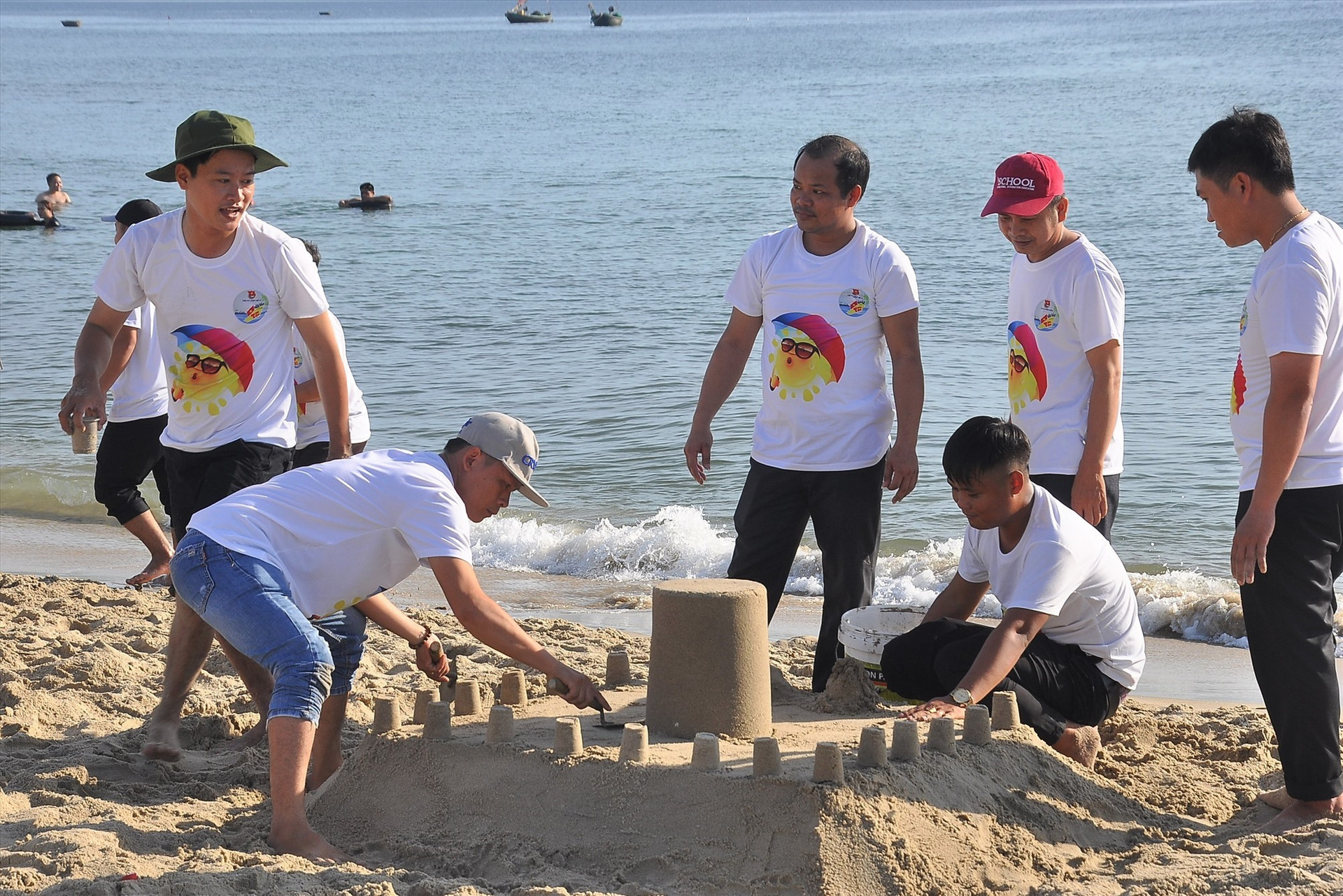 Các cụm cơ sở đoàn tham gia phần thi xây thành trì trên cát về chủ đề biển đảo. Ảnh: VINH ANH