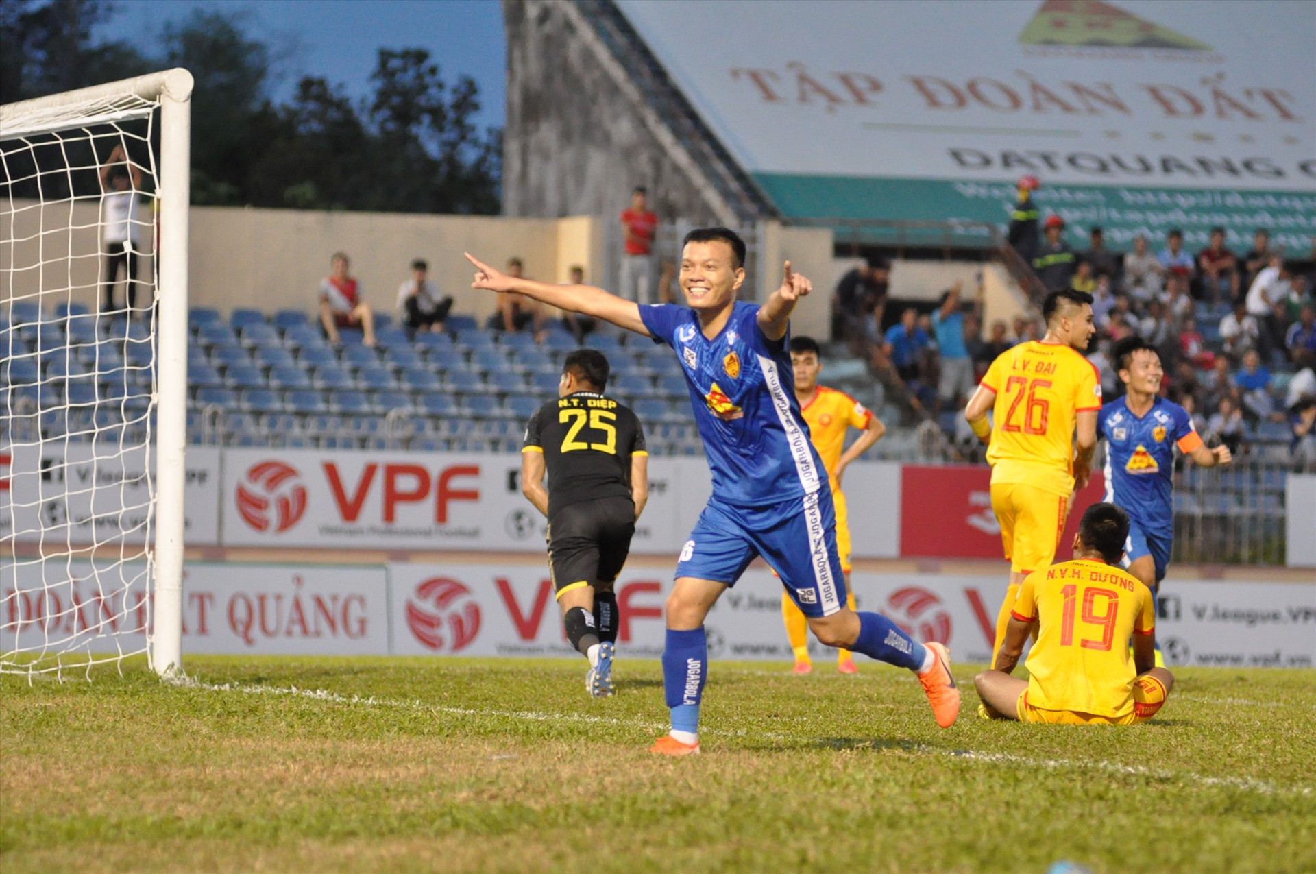 Niềm vui của Như Tuấn sau khi ghi bàn thắng giúp đội nhà vươn lên dẫn 2-0. Ảnh: T.V