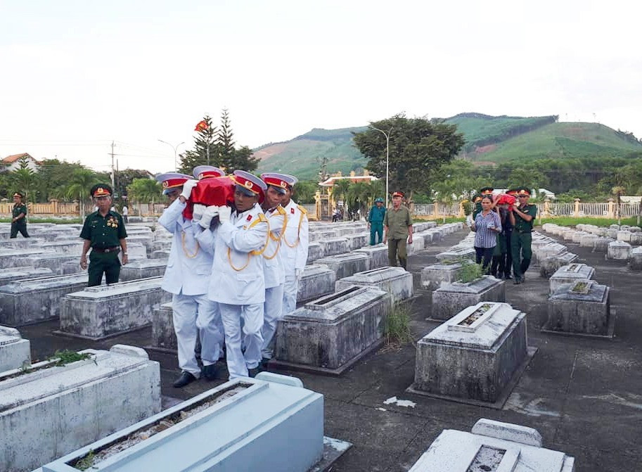 An táng 5 hài cốt liệt sĩ tại Nghĩa trang liệt sĩ xã Bình Lâm. Ảnh: H.H