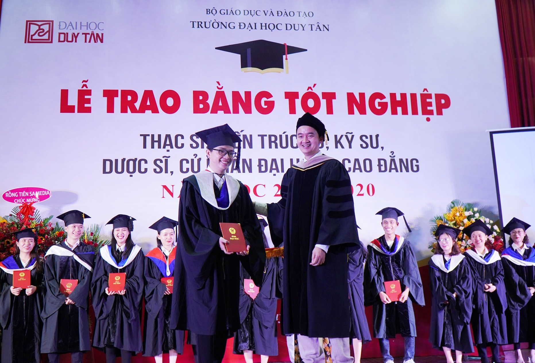 TS.Lê Nguyên Bảo -Hiệu trưởng DTU trao bằng tốt nghiệp cho các tân thạc sĩ, dược sĩ, kiến trúc sư, cử nhân năm học 2019-2020