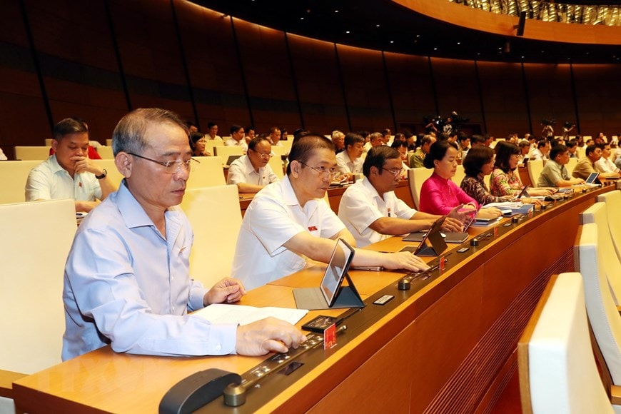 Các đại biểu Quốc hội bấm nút thông qua Nghị quyết phê chuẩn Hiệp định Thương mại tự do EVFTA. (Ảnh: Trọng Đức/TTXVN)