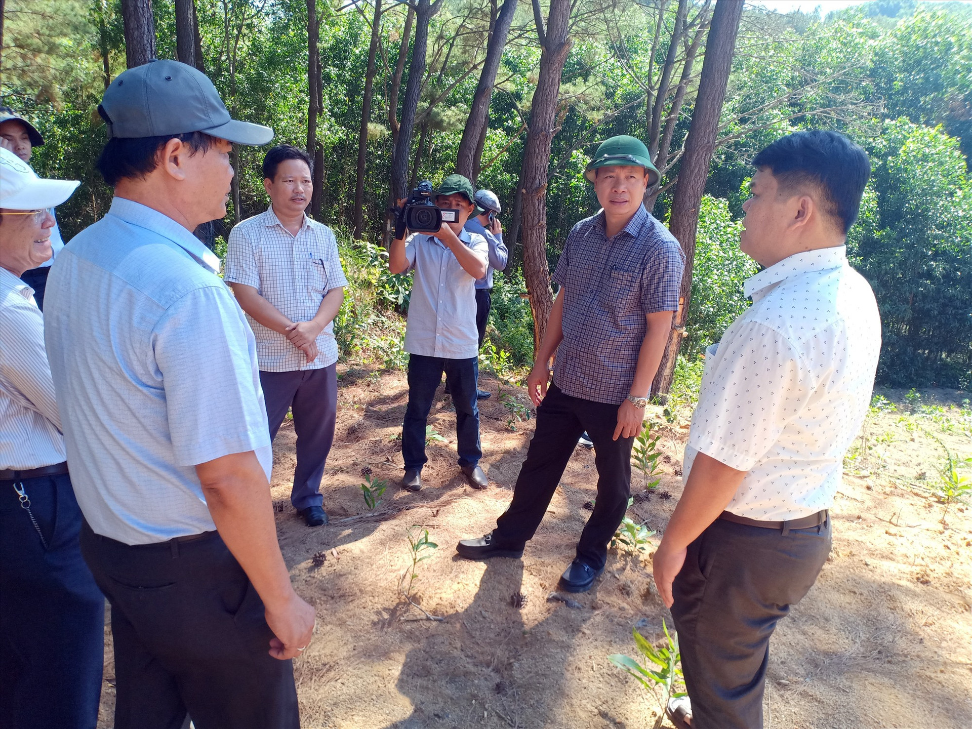 Phó Chủ tịch UBND tỉnh Hồ Quang Bửu kiểm tra tiến độ thi công các dự án tại Núi Thành. Ảnh: T.H