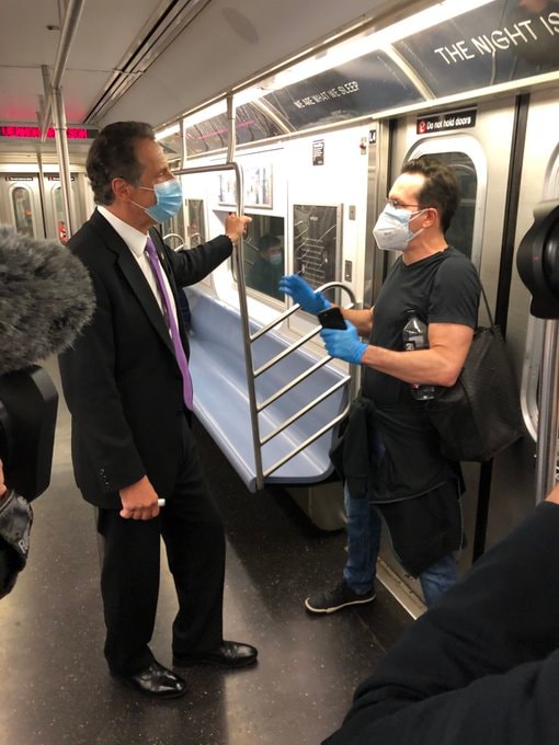 Thống đốc bang New York Andrew Cuomo (trái) trò chuyện với người dân khi ông đi tàu điện ngầm ở New City trong ngày đầu tiên thành phố mở cửa lại một phần. Ảnh: Twitter