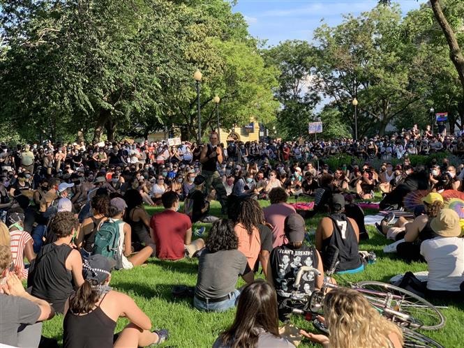 Người biểu tình tập trung đông kín tại khu vực Dupont Circle tại thủ đô Washington DC. ngày 6/6/2020. Ảnh: Đặng Huyền- Pv TTXVN tại Mỹ