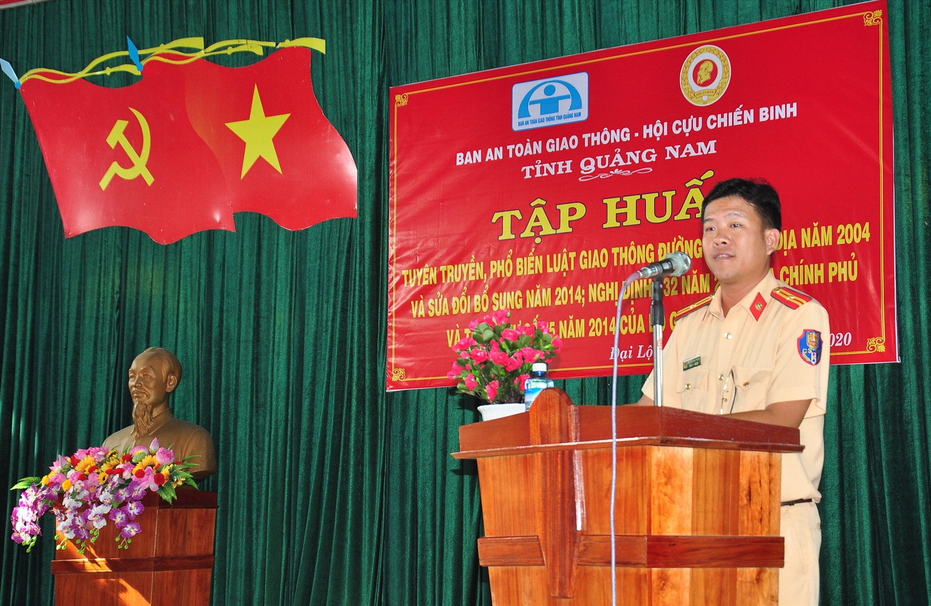 Thiếu tá Nguyễn Đình Thắng, báo cáo viên Phòng Cảnh sát giao thông đường thủy phổ biến các nội dung tại hội nghị tập huấn. Ảnh: VINH ANH