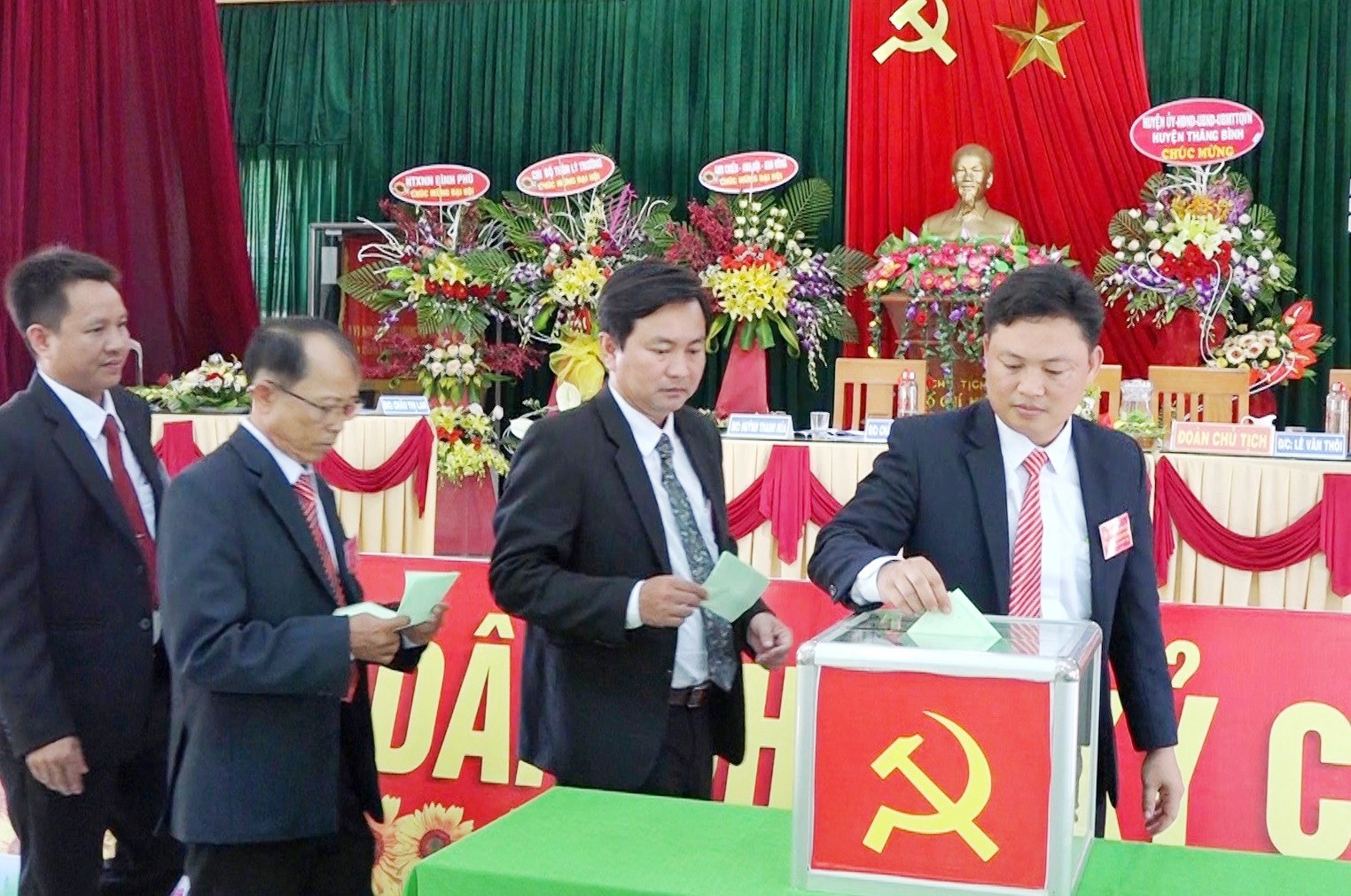 Bầu Ban Chấp hành Đảng bộ xã Bình Phú nhiệm kỳ 2020 – 2025. Ảnh: CHÂU TÂN