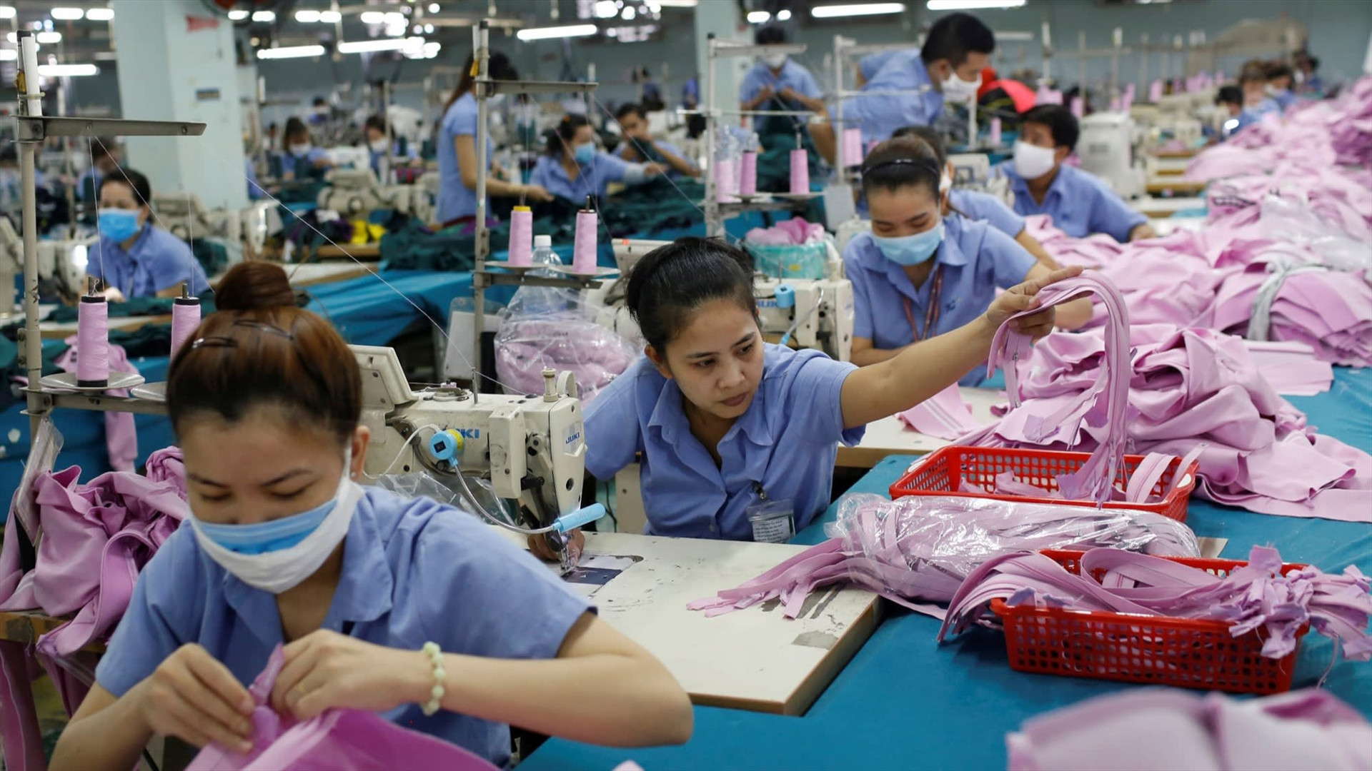 Một công ty may mặc tại Việt Nam. Ảnh: Reuters
