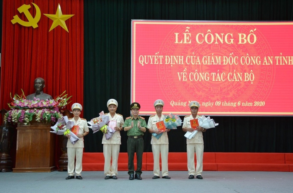 Thiếu tướng Nguyễn Đức Dũng trao quyết định cho các đồng chí được bổ nhiệm.