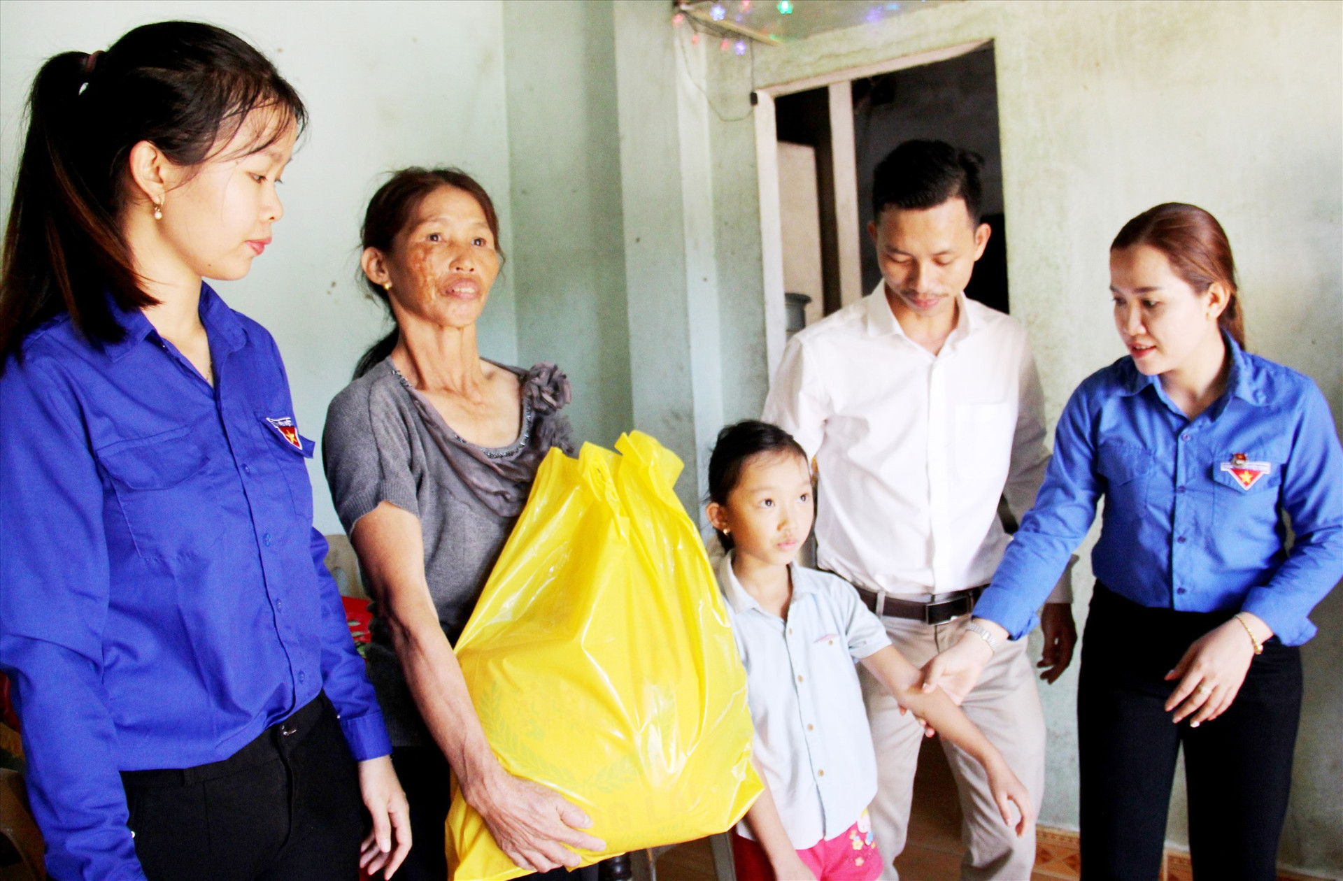 Đại diện Huyện đoàn Bắc Trà My đến thăm, trao quà động viên cho gia đình cháu Trần Nguyễn Huyền Trâm tại xã Trà Đông. Ảnh: ALĂNG NGƯỚC