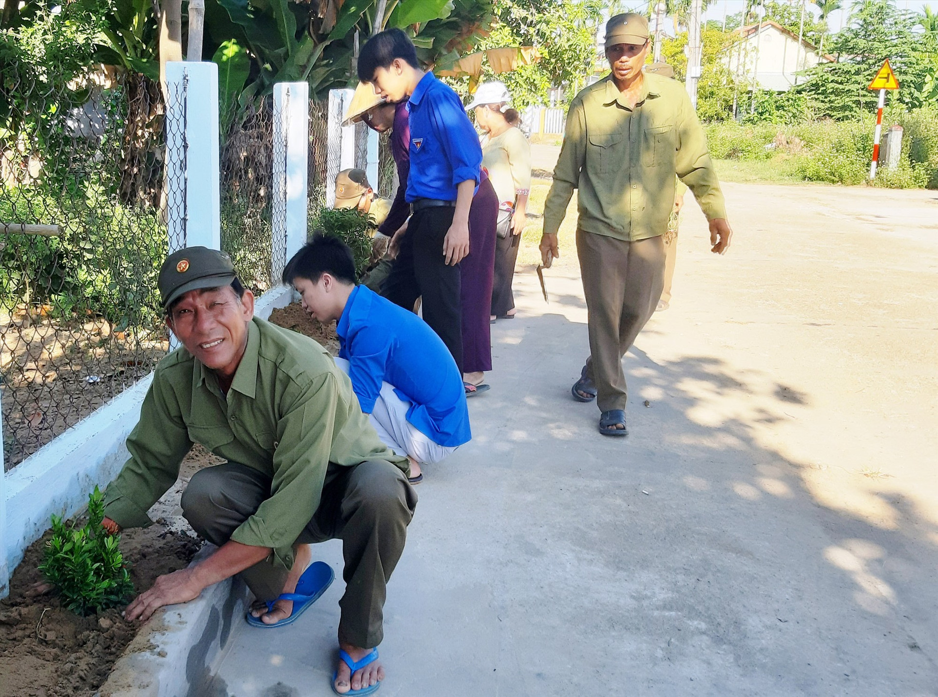 Đoàn viên, hội viên và người dân thôn Phú Bông (Duy Trinh, Duy Xuyên) ra quân trồng hoa dọc theo trục đường chính. Ảnh: L.T