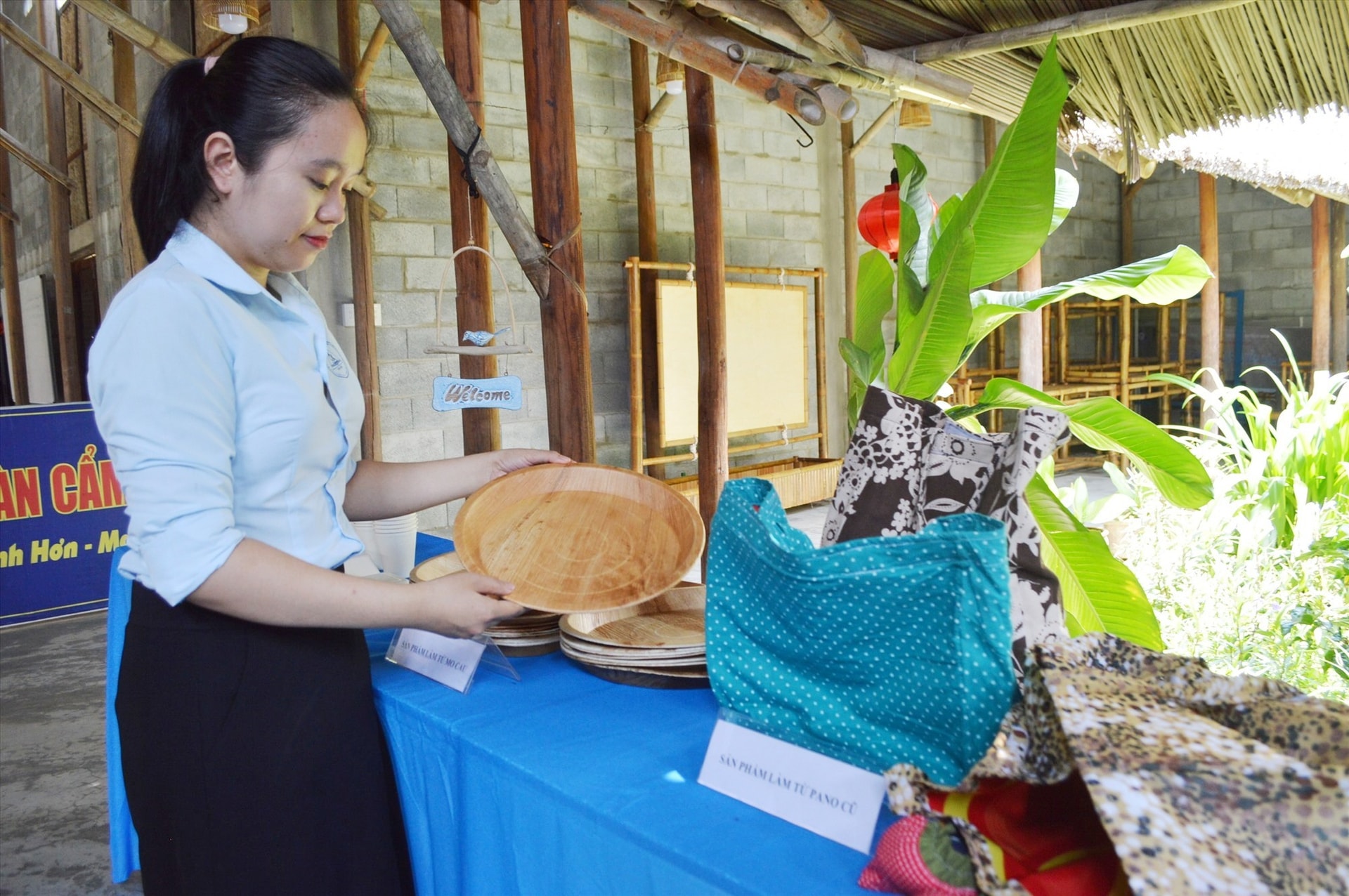 Sản phẩm thân thiện môi trường khay nươc được làm từ mo cau