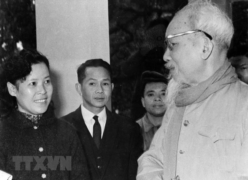 Chủ tịch Hồ Chí Minh dặn dò nữ phóng viên Tuệ Oanh của Việt Nam Thông tấn xã về cách viết tin trong dịp đưa tin cuộc bầu cử Quốc hội khóa III (26-4-1964). (Ảnh: Tư liệu TTXVVN)