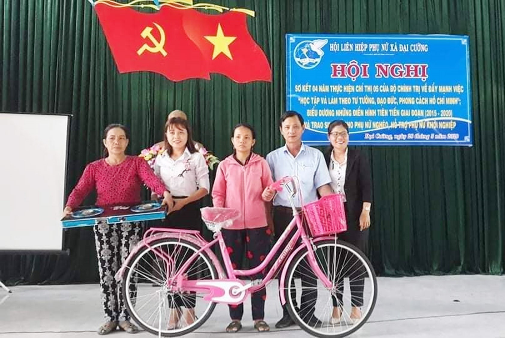 Chị Đoàn Thị Kim Lực (thứ 2 từ trái qua) trao xe đạp tặng học sinh nghèo xã Đại Cường (Đại Lộc). Ảnh: LÊ TÂY