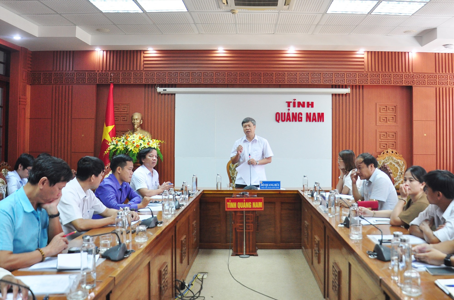 Phó Chủ tịch UBND tỉnh Hồ Quang Bửu phát biểu tại buổi làm việc. Ảnh: VINH ANH