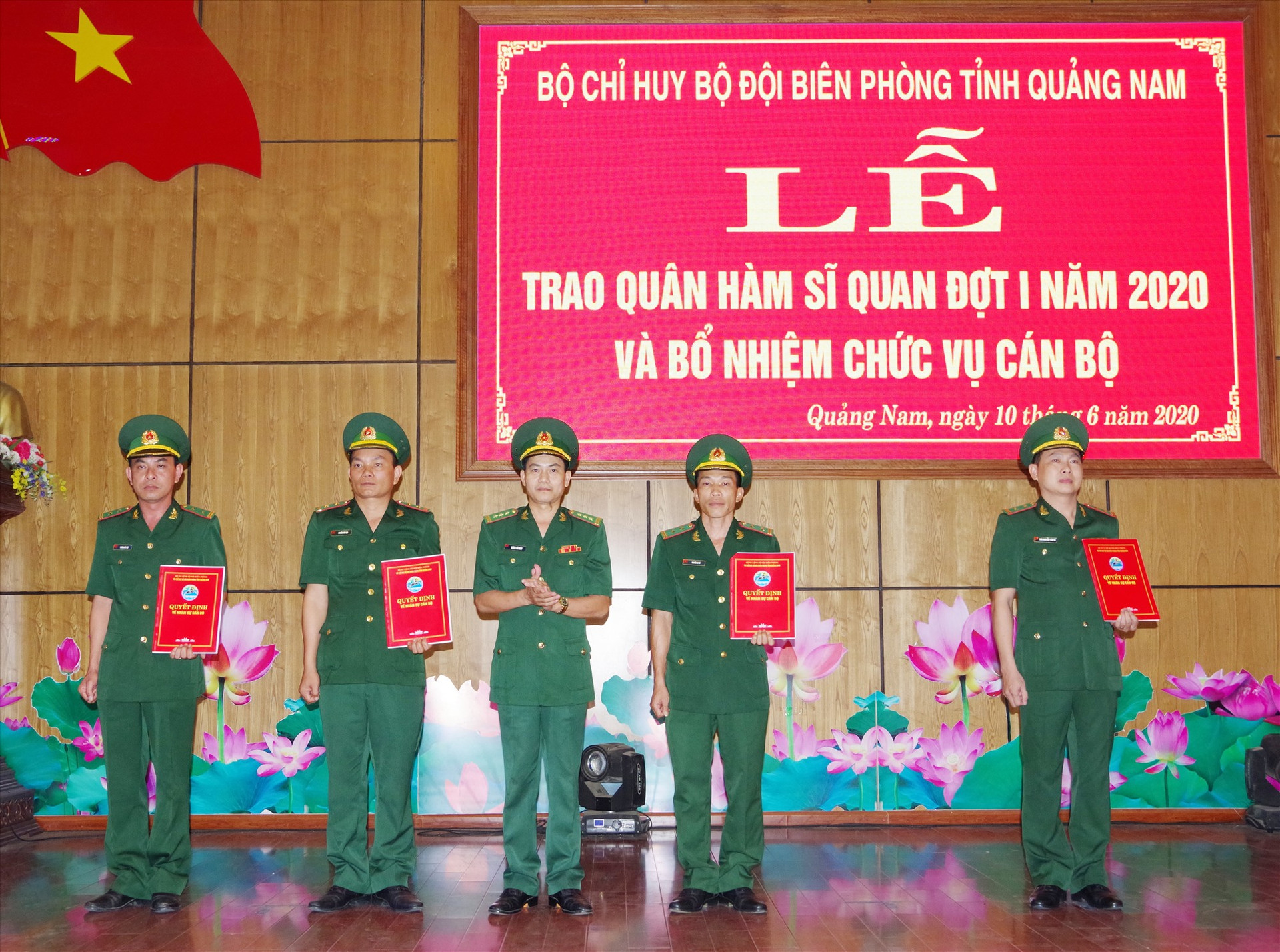 Thượng tá Hoàng Văn Mẫn, Chính ủy BĐBP tỉnh trao quyết định cho cán bộ sĩ quan cấp trung tá. Ảnh: HỒNG ANH