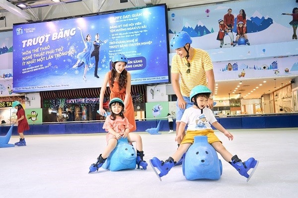 Sân băng Vincom Ice Rink trở thành địa điểm “trốn nóng” lý tưởng của cả gia đình khi vừa được vui chơi, vừa được khám phá môn nghệ thuật mới lạ. Đặc biệt, dịp hè này sân băng có ưu đãi giá vé lên đến 50% tại tất cả cơ sở trên toàn quốc, cùng chương trình vòng quay may mắn với nhiều phần quà hấp dẫn.