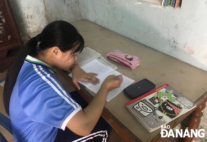 Quận Sơn Trà huy động nhiều nguồn lực chăm lo cho trẻ em. TRONG ẢNH: Em Nguyễn Thị Mỹ Yến (tổ 79, phường Thọ Quang) đang ôn bài trong căn nhà vừa được hỗ trợ sửa chữa. Ảnh: MAI QUẾ