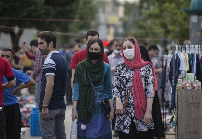  Người dân đeo khẩu trang phòng lây nhiễm COVID-19 tại Tehran, Iran ngày 30/5/2020. Ảnh: THX/ TTXVN
