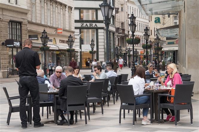  Khách hàng dùng bữa tại một nhà hàng ở Budapest, Hungary, ngày 19/5/2020. Ảnh: THX/TTXVN