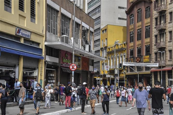  Người dân đổ xô đến một khu mua sắm sầm uất ở bang Sao Paulo, Brazil khi các cơ sở kinh doanh tại đây được phép mở cửa trở lại ngày 10/6/2020. Ảnh: AFP/TTXVN
