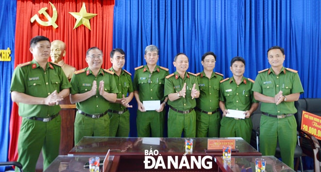 Nhiều mô hình hiệu quả trong phong trào “Toàn dân bảo vệ an ninh Tổ quốc” đã góp phần giữ bình yên cuộc sống của nhân dân, tạo điều kiện phát triển kinh tế-xã hội trên địa bàn quận Thanh Khê.  Trong ảnh: Cán bộ, chiến sĩ Công an quận Thanh Khê được thưởng nóng vì có thành tích phá án tội phạm về ma túy và tội phạm hình sự.      Ảnh: NGỌC PHÚ