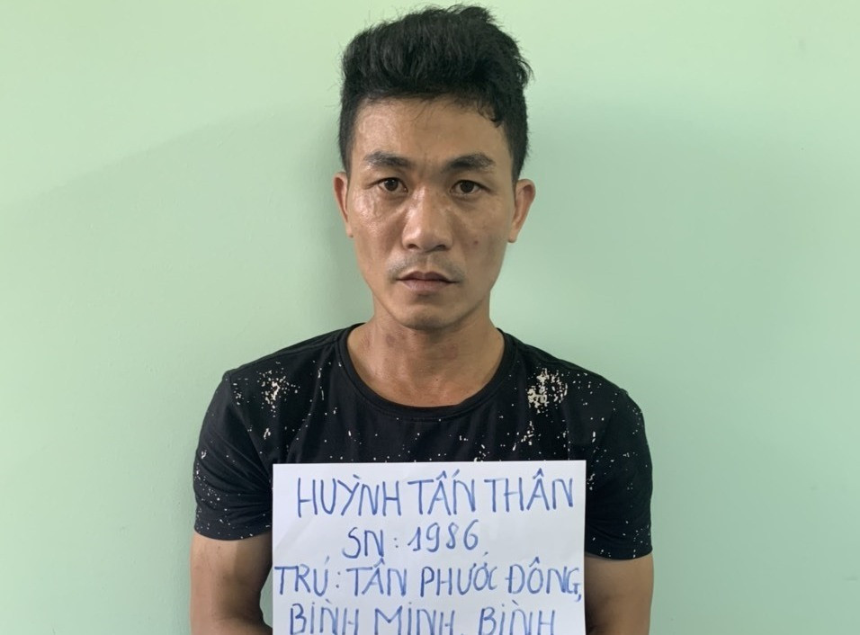 Đối tượng truy nã Huỳnh Tấn Thân bị bắt giữ. Ảnh: CA Tam Nghĩa
