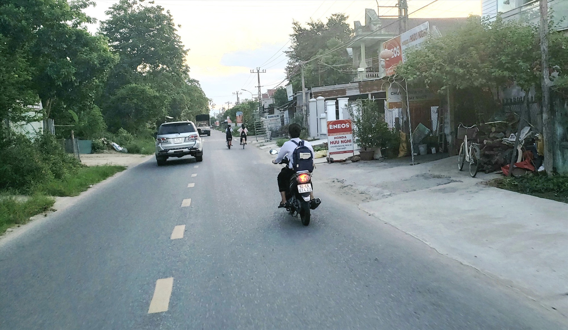 Học sinh một trường ở Đại Lộc tham gia giao thông không đội mũ bảo hiểm. Ảnh: HOÀI AN