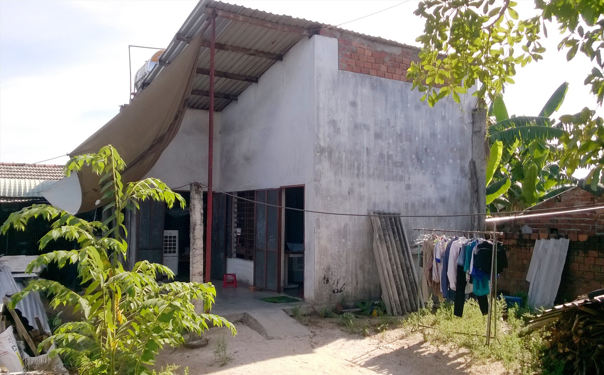 Ngôi nhà nhỏ chưa kịp sửa lại của gia đình chị Võ Thị Nhung. Ảnh: H.Q.T