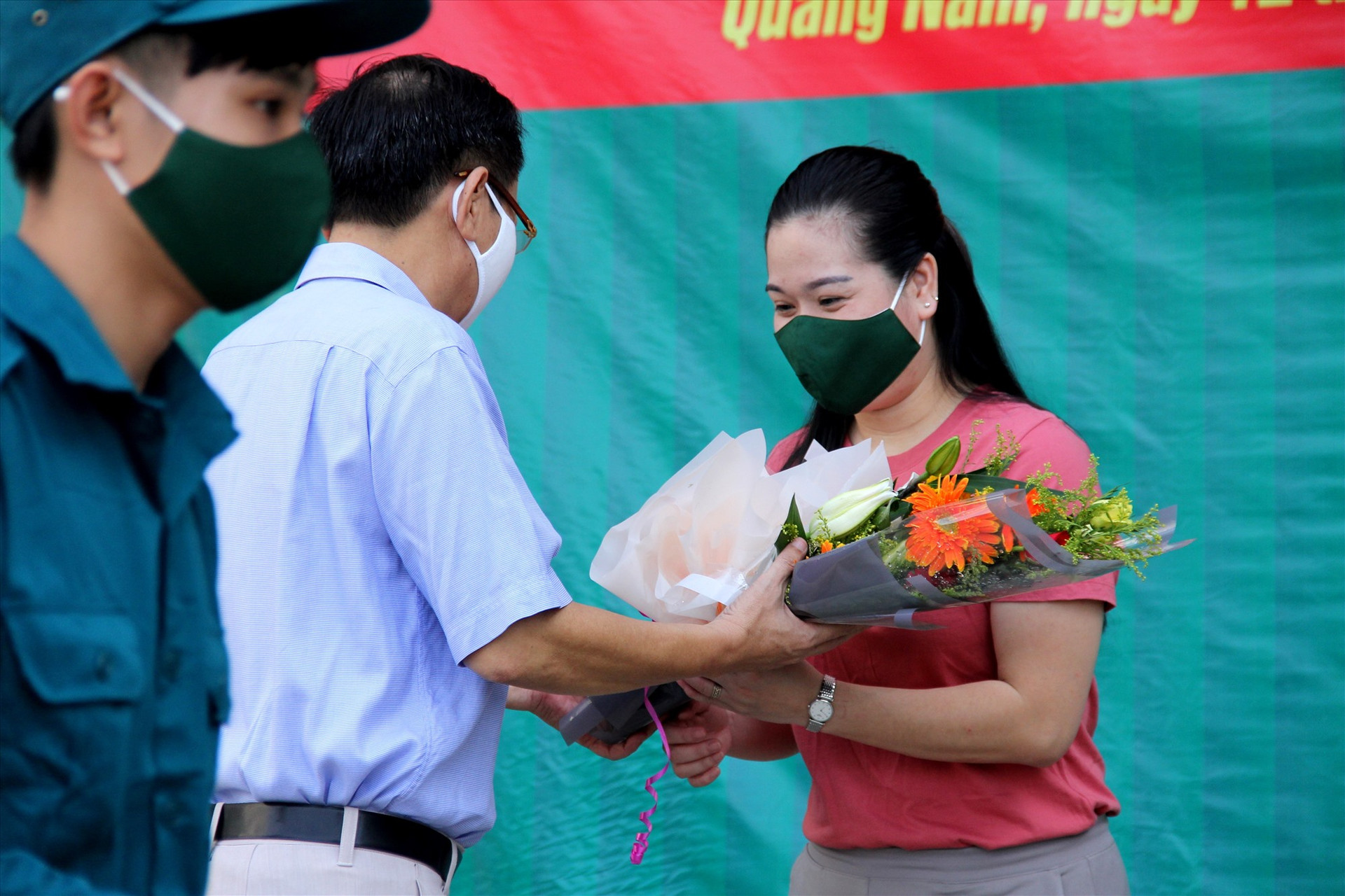 Giám đốc Sở Y tế Nguyễn Văn Hai trao hoa chúc mừng công dân hoàn thành nhiệm vụ phòng chống dịch Covid-19. Ảnh: A.N