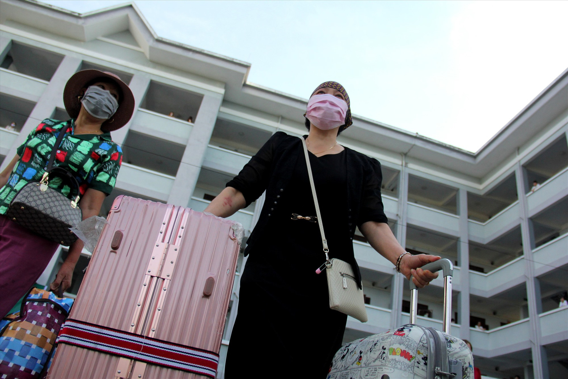 Ngay sau khi kết thúc buổi gặp mặt, các công nhân mang vật dụng, tư trang lên xe trung chuyển ra nhà ga sân bay quốc tế Đà Nẵng. Ảnh: A.N