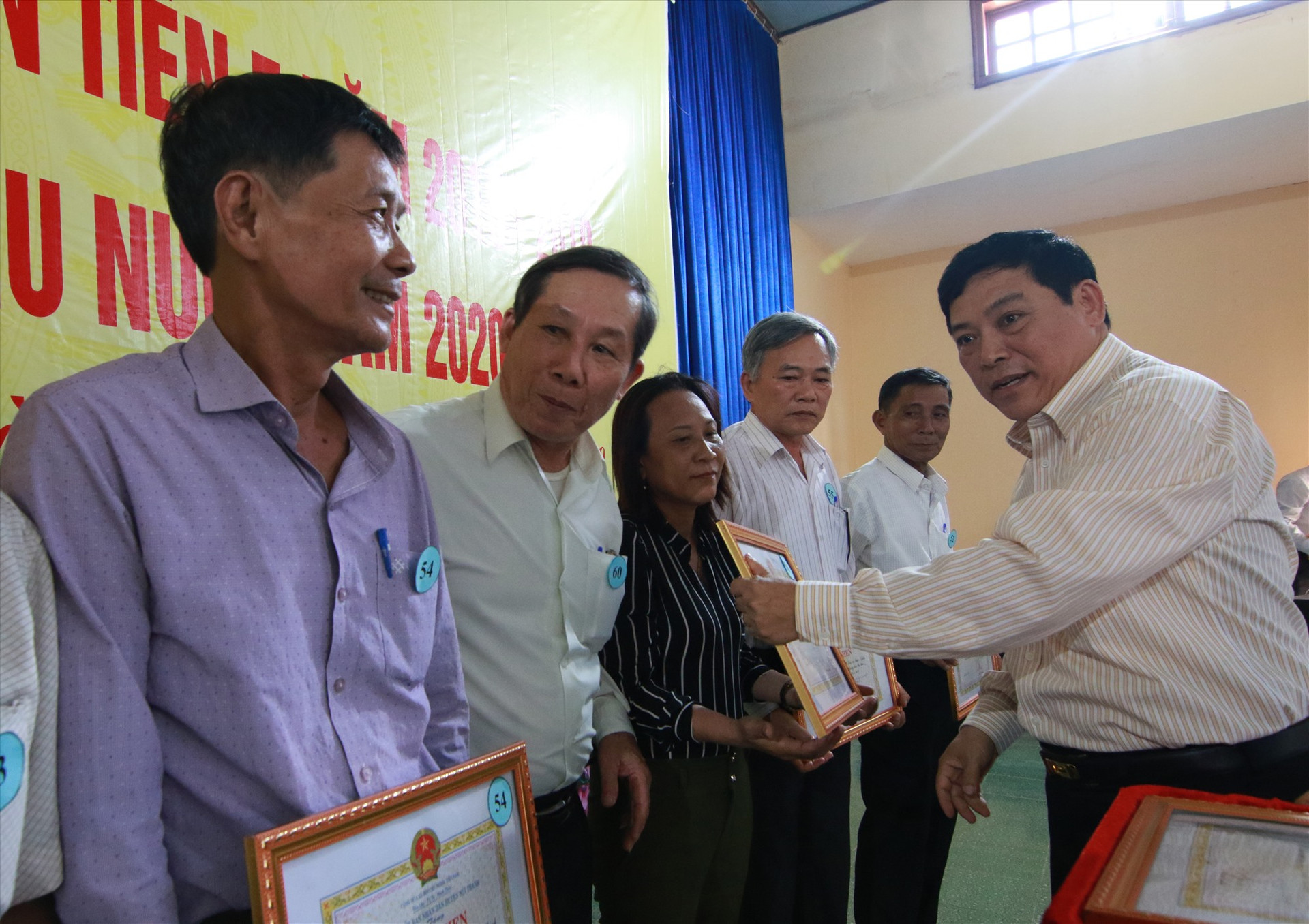 Chủ tịch UBND huyện Núi Thành Nguyễn Văn Mau trao giấy khen cho các tập thể, cá nhân điển hình của phong trào thi đua. Ảnh: C.Đ