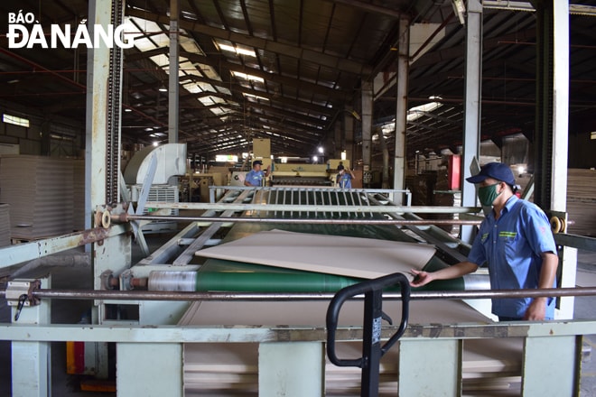 Hoạt động sản xuất công nghiệp đã tái khởi động sau Covid-19. Trong ảnh:  Công nhân đang làm việc tại Công ty TNHH Kiến trúc và Thương mại Á Châu.  Ảnh: KHÁNH HÒA