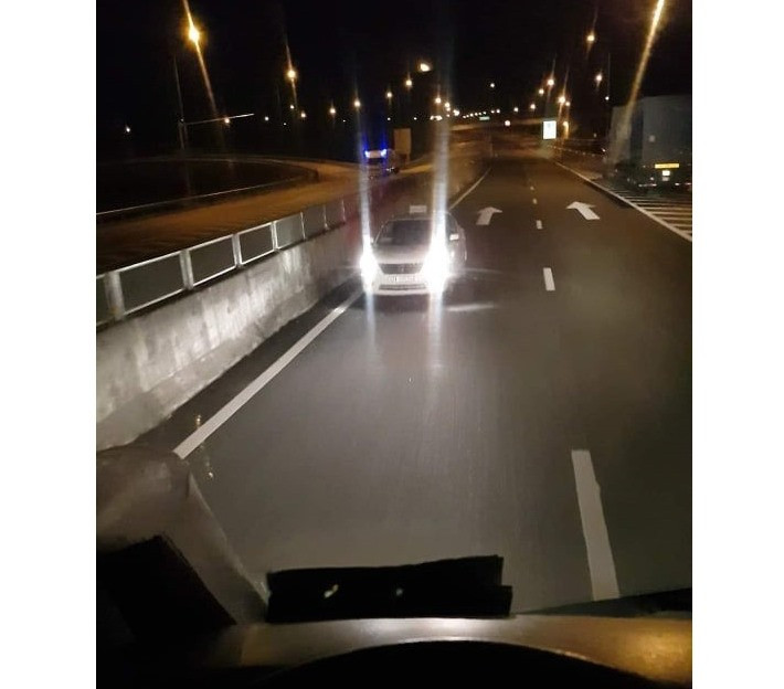 Hình ảnh được tài xế ghi lại về chiếc taxi chạy ngược chiều trên cao tốc.